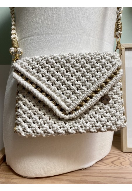 Pochette en macramé avec fil doré