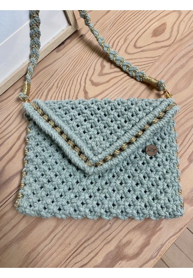Pochette en macramé avec fil doré Pochette en macramé avec fil doré