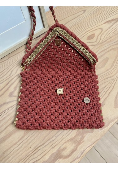 Pochette en macramé avec fil doré Pochette en macramé avec fil doré